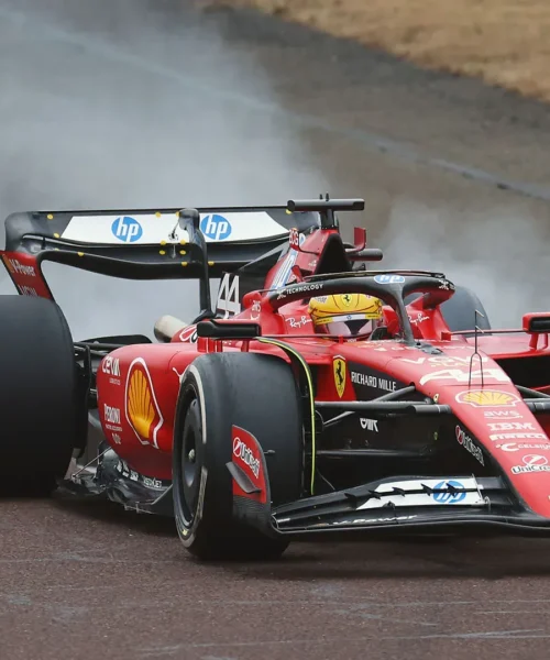 Lewis Hamilton-Ferrari, subito show: le immagini dei primi storici giri di pista