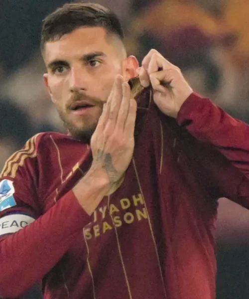 Lorenzo Pellegrini e un’esultanza particolare dopo il gol alla Lazio: foto