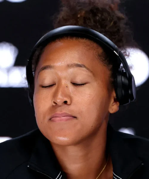 Naomi Osaka preoccupata dopo il nuovo frustrante ritiro: le foto