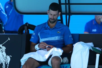 Australian Open, Jannik Sinner va giù piatto su Novak Djokovic