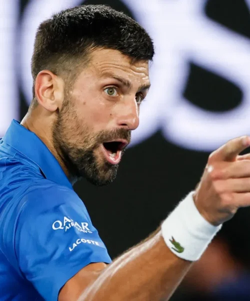 Novak Djokovic provoca il pubblico: le foto del gesto polemico