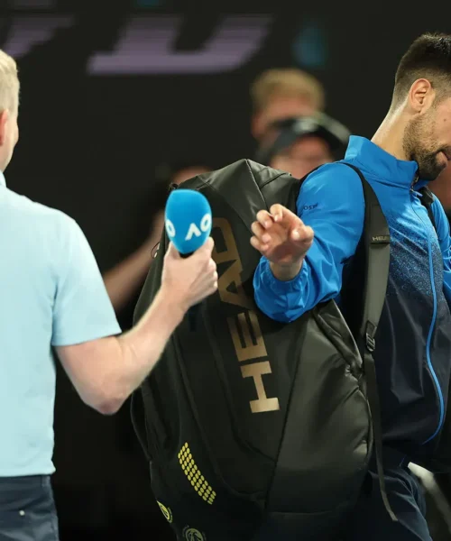 Novak Djokovic lascia il campo arrabbiato: le foto