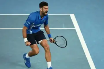 Novak Djokovic più forte del dolore: rimonta Carlos Alcaraz e vola in semifinale agli Australian Open