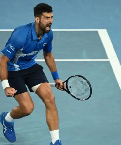 Novak Djokovic più forte del dolore: rimonta Carlos Alcaraz e vola in semifinale agli Australian Open