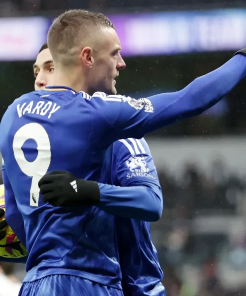 Segna e provoca i tifosi avversari: le foto dell’esultanza di Jamie Vardy