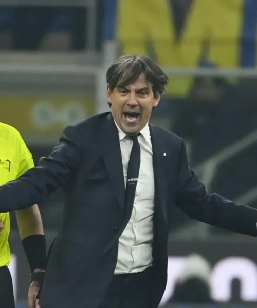 Simone Inzaghi furioso in campo, arbitro nel mirino: le foto