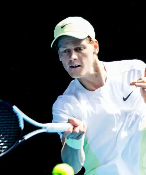 Jannik Sinner, esordio faticoso ma vincente agli Australian Open