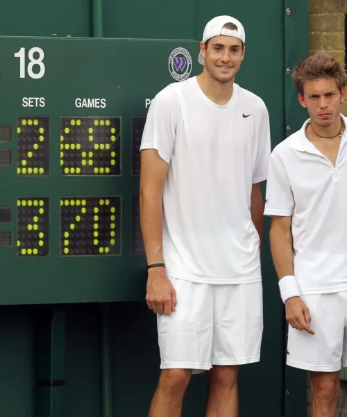 11 ore e 5 minuti: le foto dell’incontro di tennis più lungo della storia