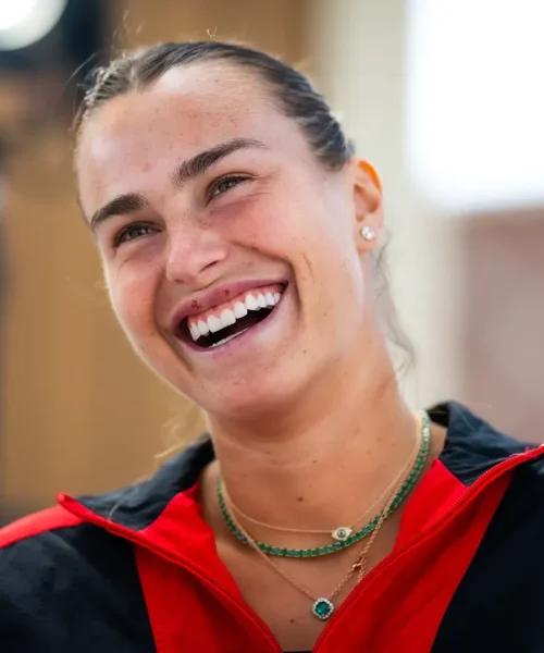 Aryna Sabalenka ritrova il sorriso in allenamento: le foto