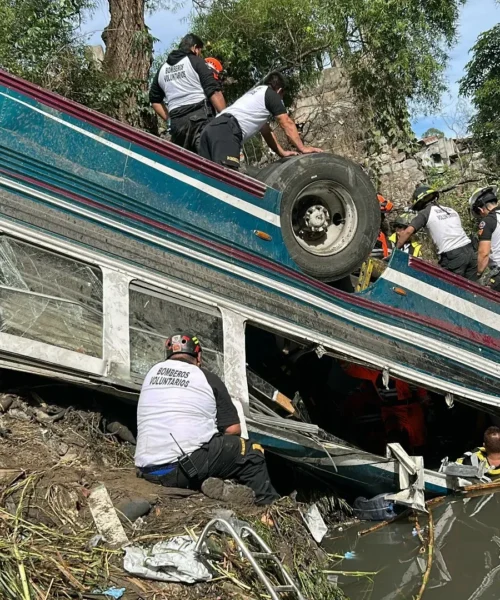 Bus cade dal ponte, oltre 50 morti: tragedia a 5 km dallo stadio. Foto