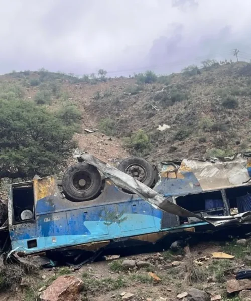 Bus cade in un burrone a 20 km dallo stadio, almeno 30 morti. Foto della tragedia