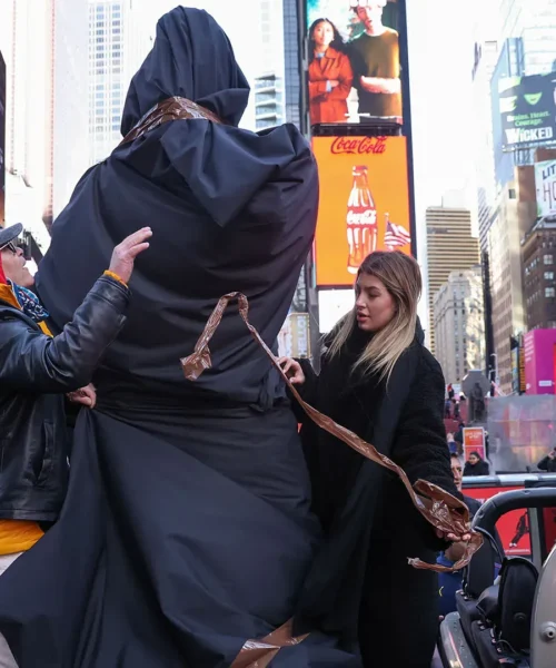 Le immagini della imponente statua di Cristiano Ronaldo a Times Square