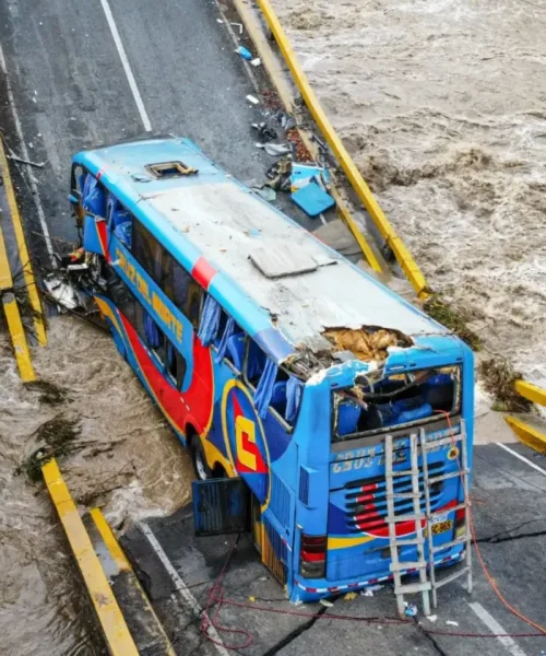 Crolla un ponte a pochi chilometri dallo stadio: ci sono vittime. Foto della tragedia