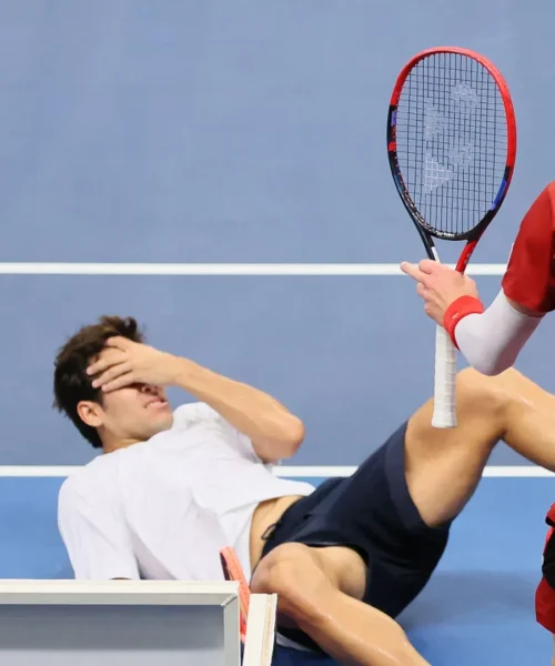 Scontro tra due tennisti: scoppia il caos! Le foto