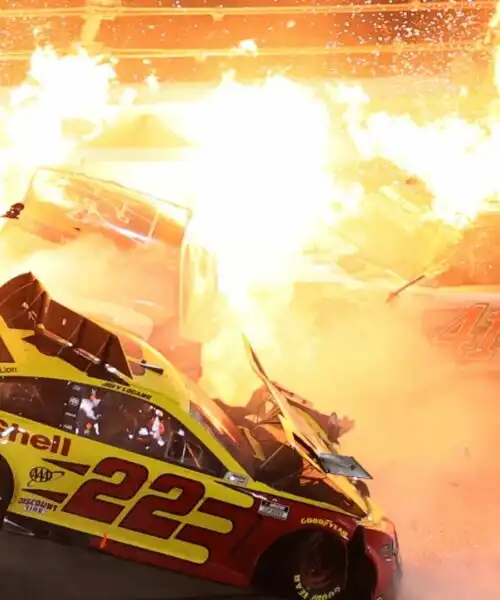 Il giorno che la NASCAR non dimenticherà mai: le foto dell’enorme incidente