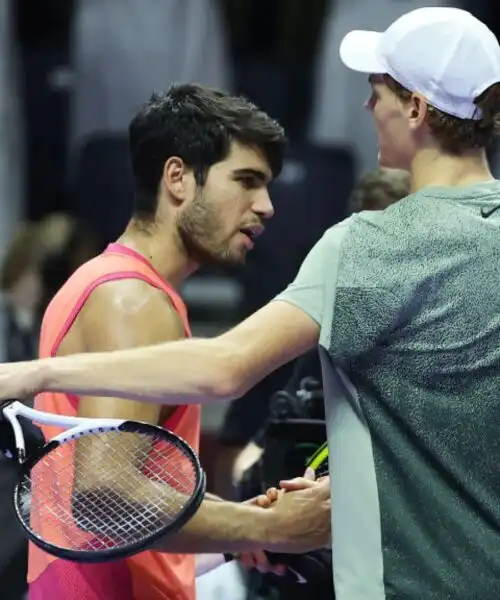 Juan Carlos Ferrero sa cosa manca a Carlos Alcaraz rispetto a Jannik Sinner