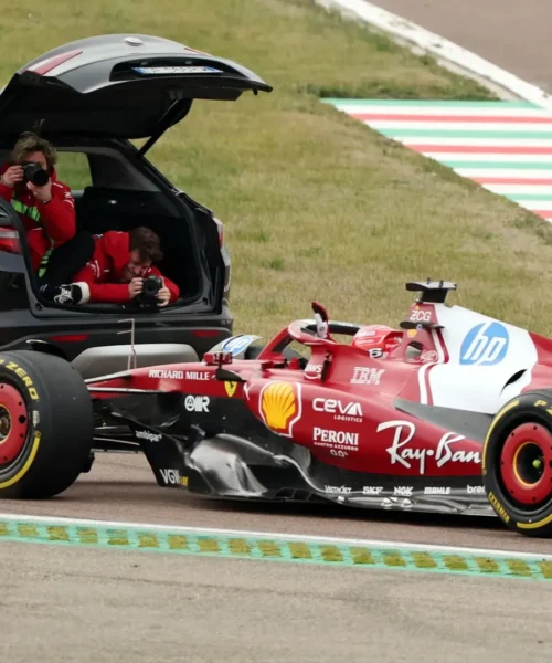 Le foto di Hamilton e Leclerc sulla nuova Ferrari: l’entusiasmo dei tifosi a Fiorano