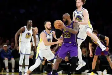 NBA: LeBron James vince la sfida con Stephen Curry, Dallas espugna Boston