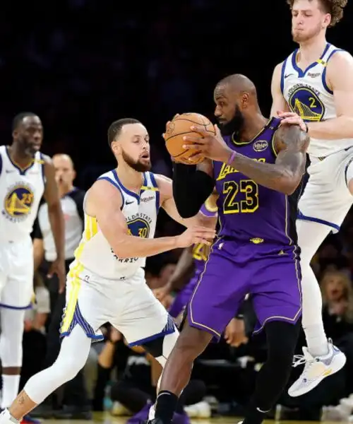 NBA: LeBron James vince la sfida con Stephen Curry, Dallas espugna Boston