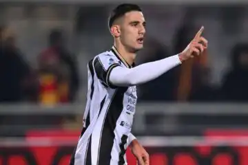 Lorenzo Lucca litiga per un rigore e lo segna, l’Udinese batte il Lecce