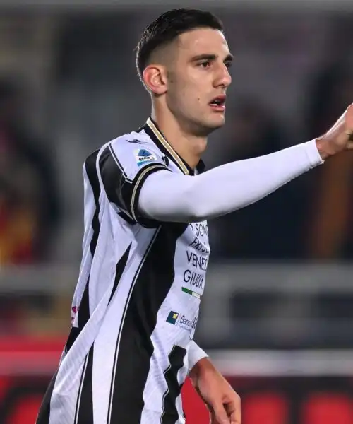 Lorenzo Lucca litiga per un rigore e lo segna, l’Udinese batte il Lecce