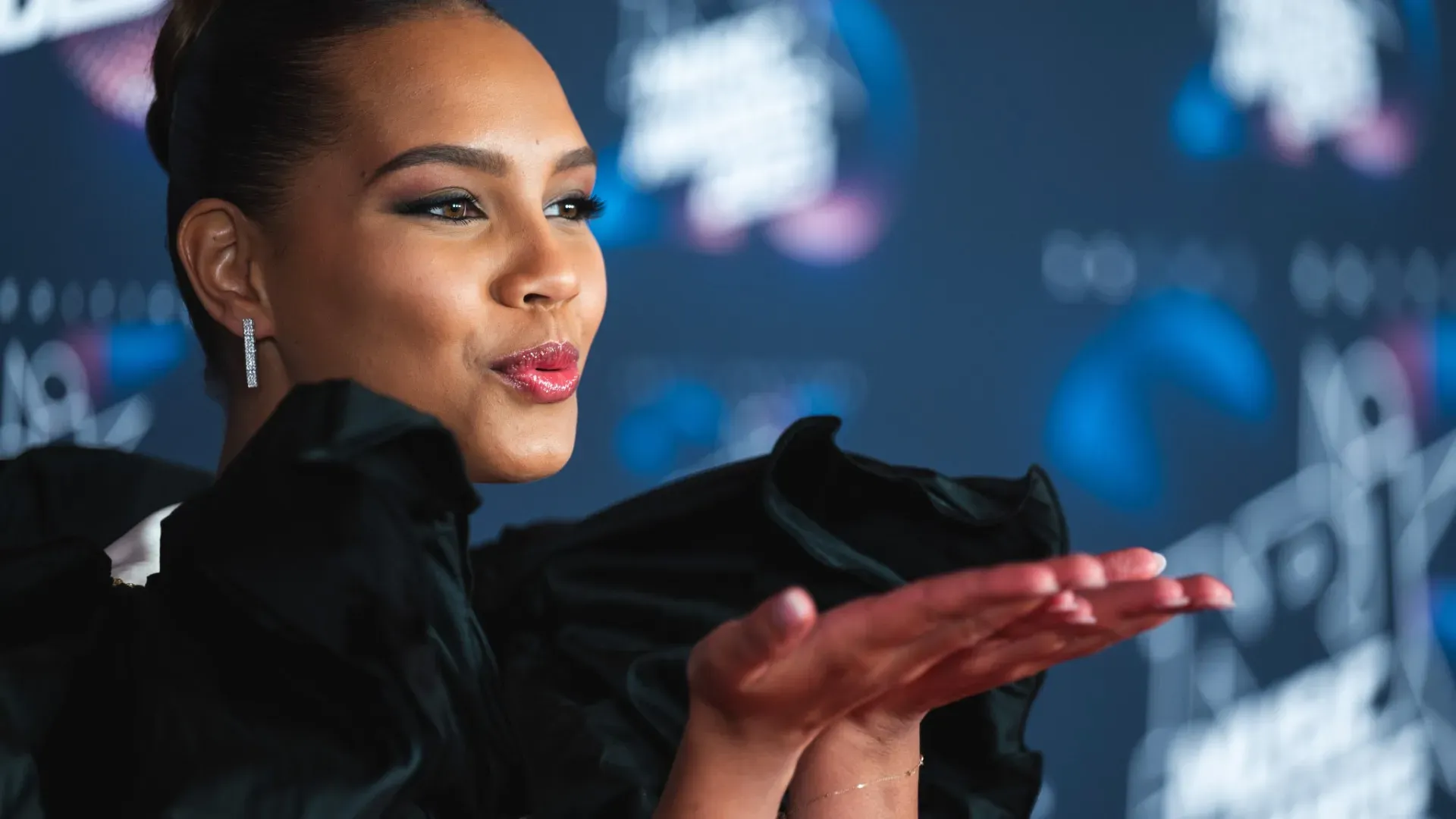 Detiene il titolo di Miss Francia 2024 e l'anno scorso ha partecipato a Miss Universo
