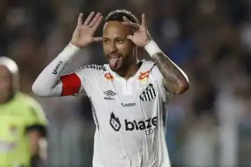 Neymar torna a sorridere: primo gol con il Santos