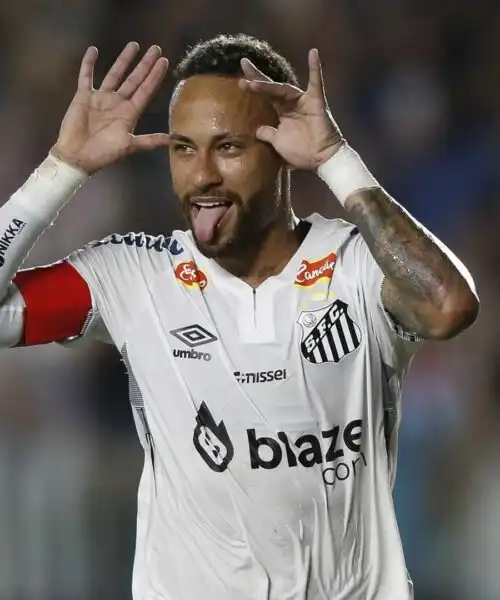 Neymar torna a sorridere: primo gol con il Santos