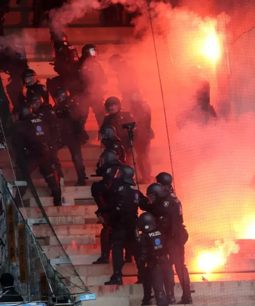 Razzi contro la polizia, inferno allo stadio: le spaventose immagini