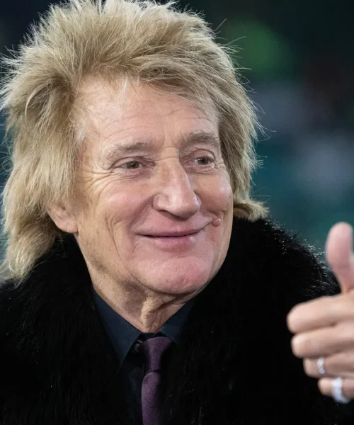 L’intramontabile Rod Stewart si scatena prima della partita: le foto