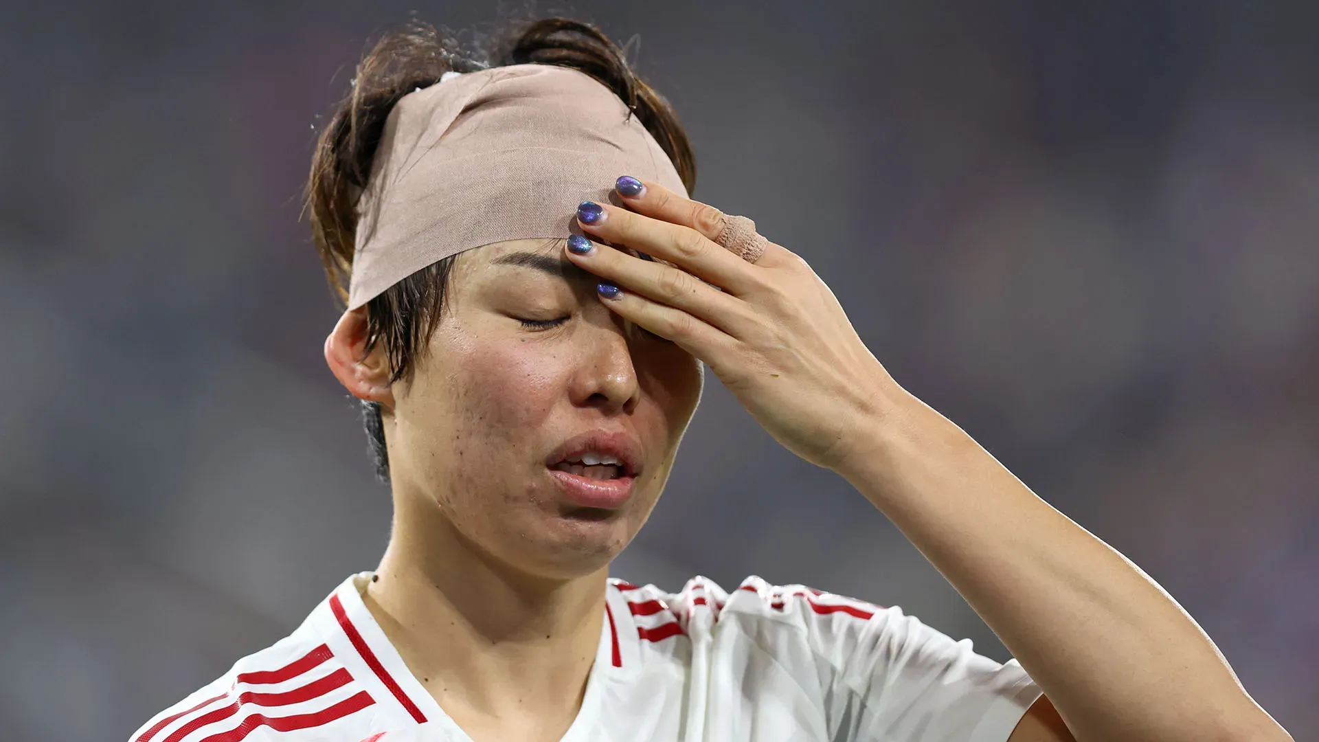Saki Kumagai eroica: la calciatrice ha giocato nonostante l'enorme fasciatura in testa
