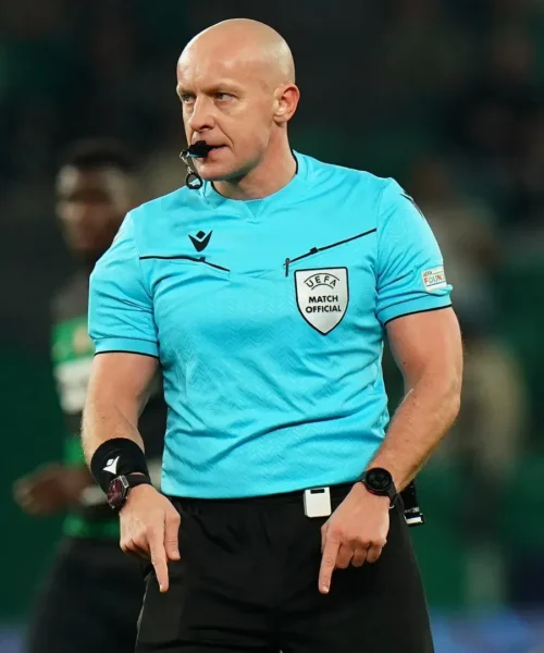 Con questo arbitro è meglio non discutere: fa paura a tutti. Foto