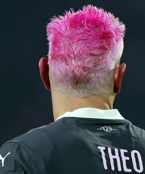 Ennesimo look stravagante di Theo Hernandez: valanga di critiche. Foto