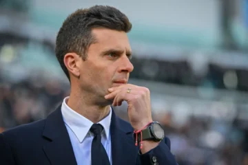 Thiago Motta si coccola Kolo Muani e manda un messaggio a Dusan Vlahovic