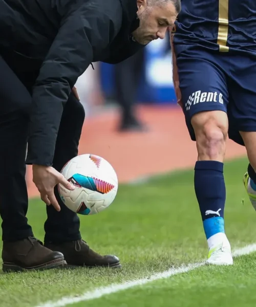 Toglie il pallone dal campo: follia dell’allenatore che viene espulso. Foto