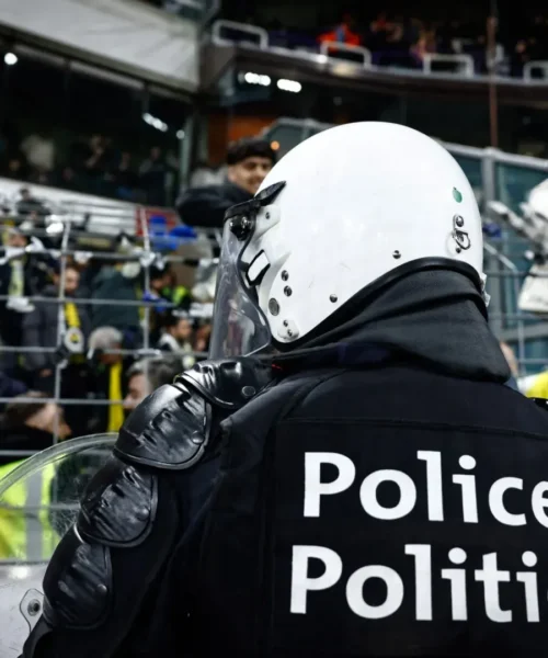 Violenti scontri tra tifosi: partita sospesa e polizia schierata. Foto