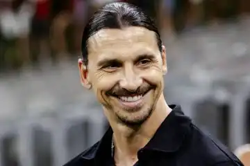 Zlatan Ibrahimovic punta in alto con il nuovo Milan