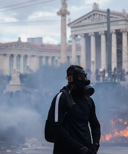 Violenti scontri vicino allo stadio, scene terribili: le foto