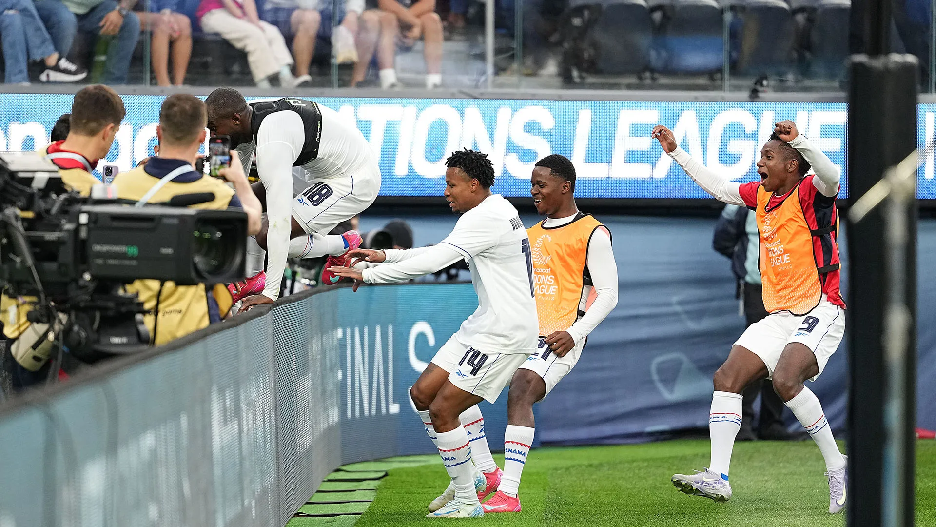 Il giocatore ha invaso la tribuna subito dopo il gol