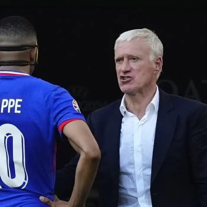 Kylian Mbappé spegne i rumors su Didier Deschamps