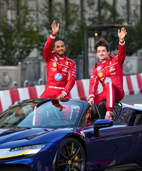 Ferrari show a Milano: Hamilton e Leclerc sfidano Verstappen. Foto