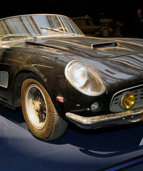 Abbandonata in un garage e venduta per una cifra record: la storia di questa Ferrari