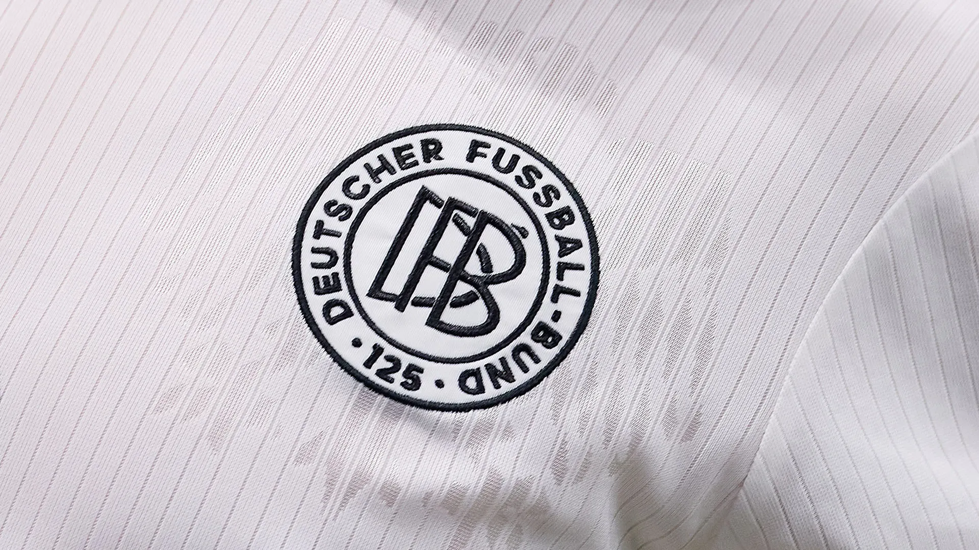 La Federcalcio tedesca ha deciso di introdurre questa maglia commemorativa per celebrare il 125esimo anniversario dell'associazione