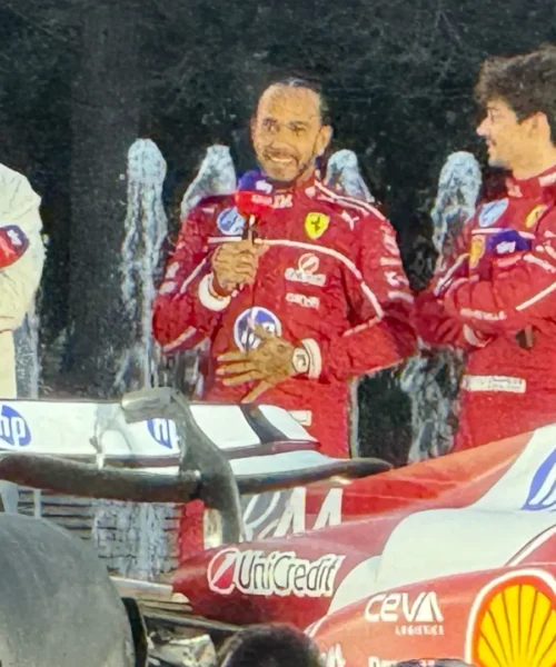 Charles Leclerc e Lewis Hamilton sfrecciano a Milano: le foto