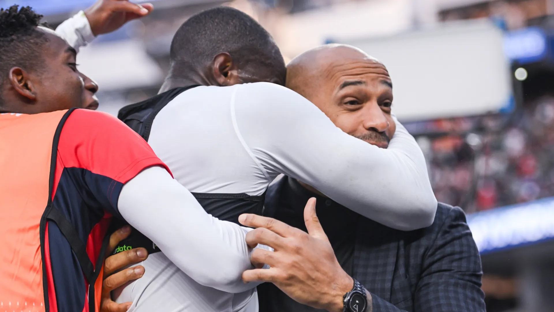 Quindi ha abbracciato l'ex campione francese Thierry Henry, che stava assistendo al match