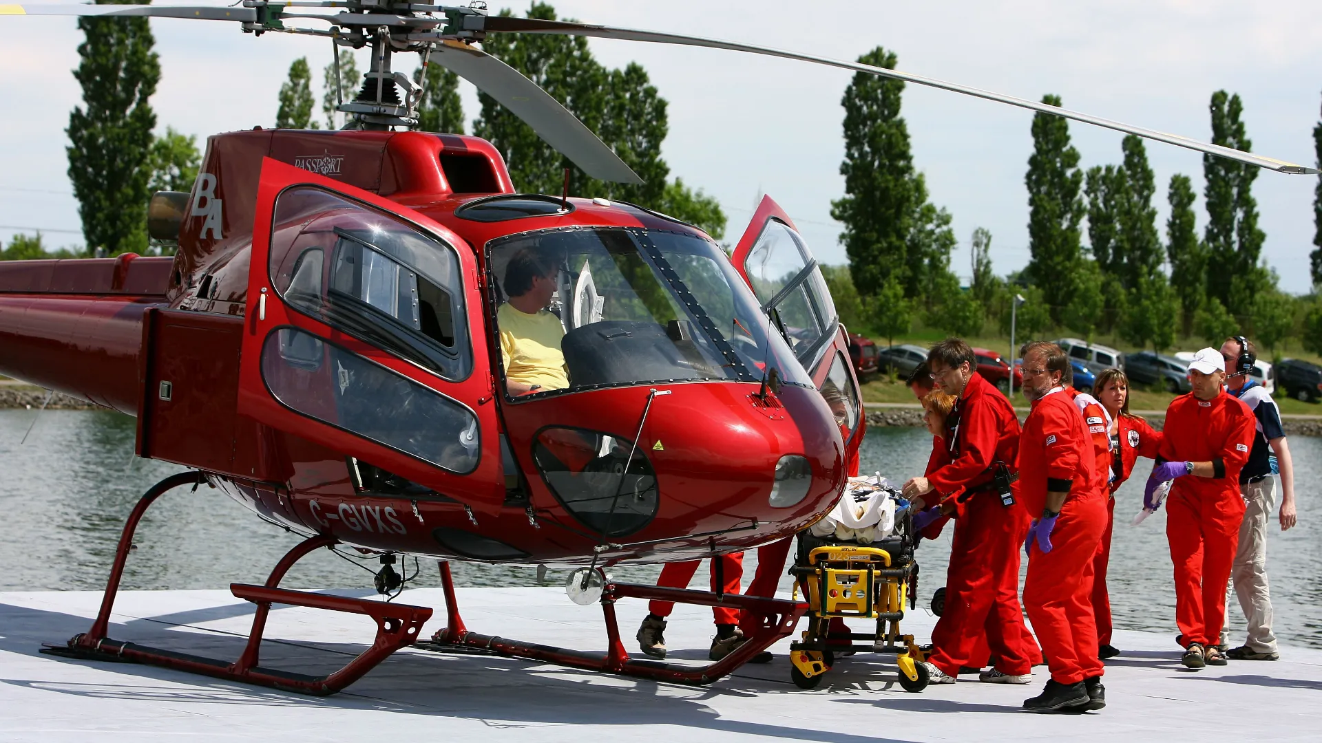 Kubica venne caricato sulla barella e trasportato in elisoccorso all'ospedale
