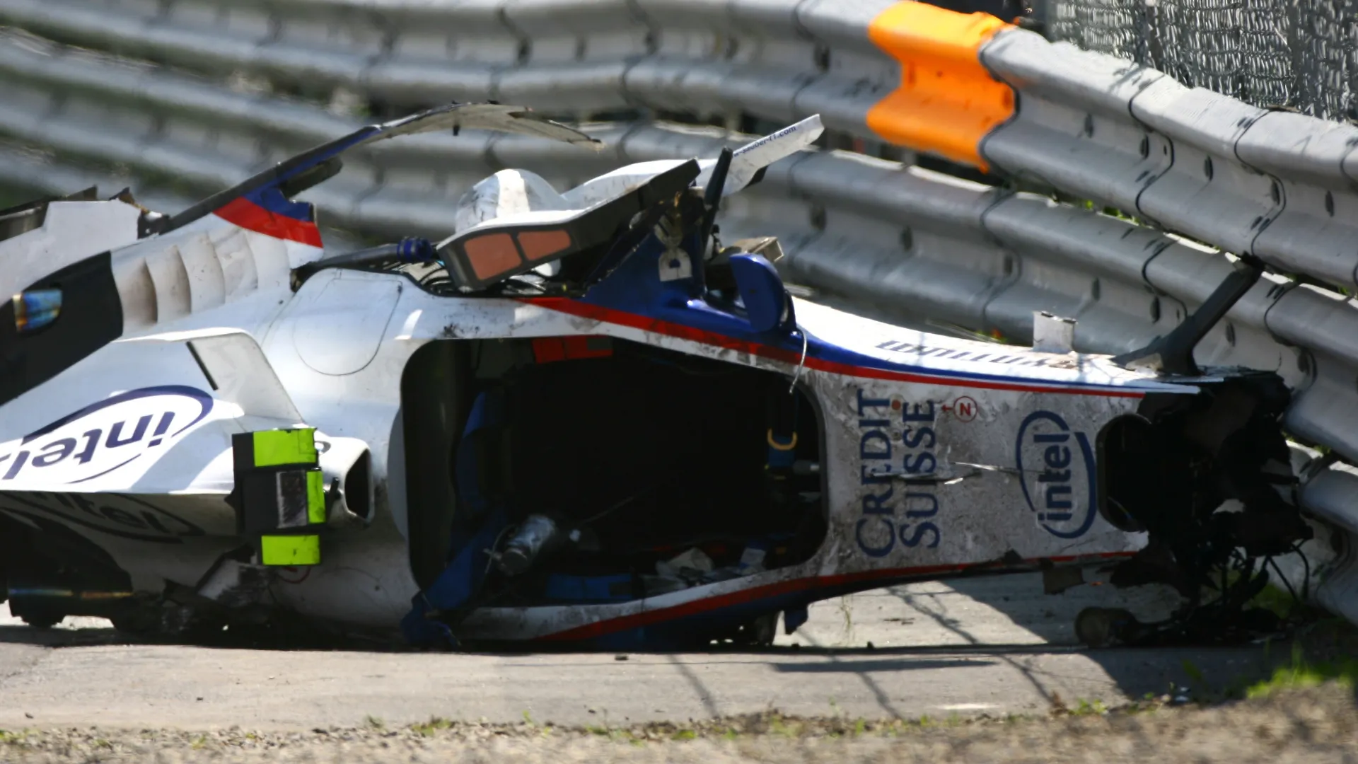 L'auto di Kubica si disintegrò completamente spargendo detriti ovunque
