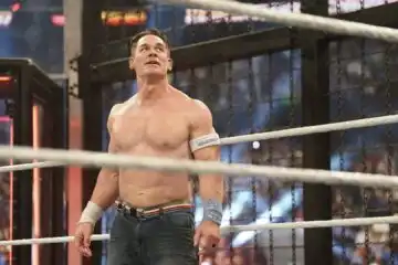 WWE, John Cena sorprende tutti a Elimination Chamber