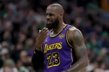 NBA: Boston ferma i LA Lakers. Si fa male LeBron James