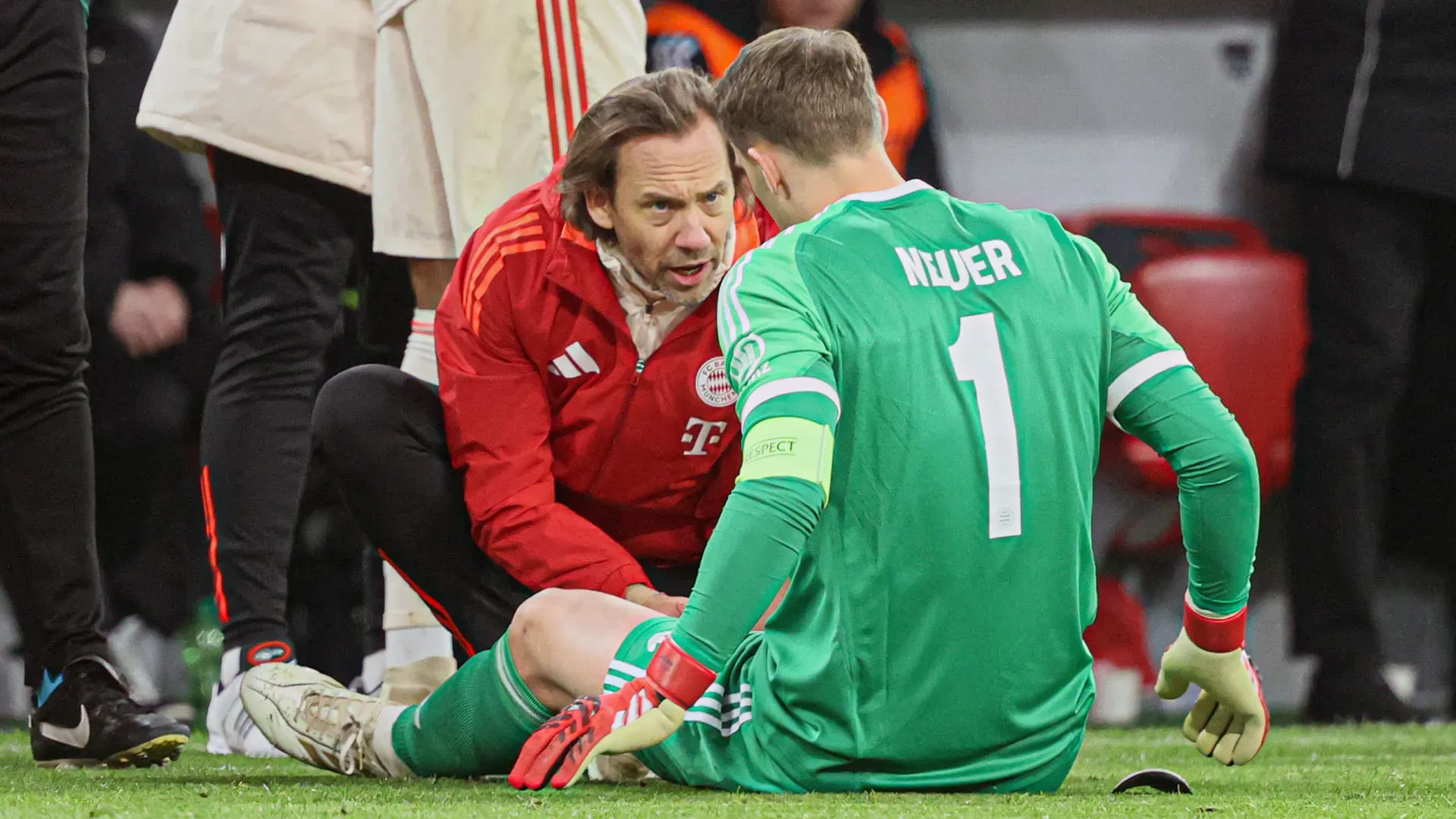 Il portiere si è fatto male mentre esultava dopo il secondo gol del Bayern Monaco
